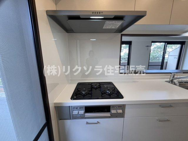 コモンシティ星田ヴェルデヒルズ5番館のキッチン|ビルトイン三口コンロ
■物件内覧・資金計画相談・住宅ローン相談、リフォーム相談、お問合せ受付中■
※当日・翌日のご内覧、ご相談はお電話でのお問合せがスムーズです！