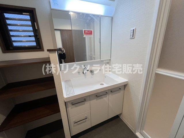 コモンシティ星田ヴェルデヒルズ5番館の独立洗面台|三面鏡付き独立洗面台
■物件内覧・資金計画相談・住宅ローン相談、リフォーム相談、お問合せ受付中■
※当日・翌日のご内覧、ご相談はお電話でのお問合せがスムーズです！