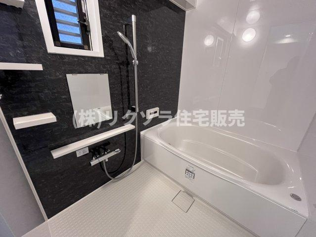 コモンシティ星田ヴェルデヒルズ5番館の浴室|マンションには珍しい窓付き
■物件内覧・資金計画相談・住宅ローン相談、リフォーム相談、お問合せ受付中■
※当日・翌日のご内覧、ご相談はお電話でのお問合せがスムーズです！