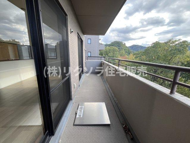 コモンシティ星田ヴェルデヒルズ5番館のバルコニー|3面バルコニー
■物件内覧・資金計画相談・住宅ローン相談、リフォーム相談、お問合せ受付中■
※当日・翌日のご内覧、ご相談はお電話でのお問合せがスムーズです！