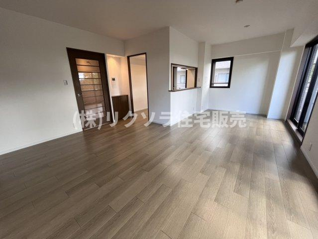 コモンシティ星田ヴェルデヒルズ5番館の居間・リビング|LDK18.2帖
■物件内覧・資金計画相談・住宅ローン相談、リフォーム相談、お問合せ受付中■
※当日・翌日のご内覧、ご相談はお電話でのお問合せがスムーズです！