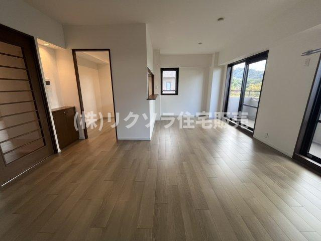 コモンシティ星田ヴェルデヒルズ5番館の居間・リビング|LDK18.2帖
■物件内覧・資金計画相談・住宅ローン相談、リフォーム相談、お問合せ受付中■
※当日・翌日のご内覧、ご相談はお電話でのお問合せがスムーズです！