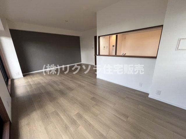 コモンシティ星田ヴェルデヒルズ5番館の居間・リビング|LDK18.2帖
■物件内覧・資金計画相談・住宅ローン相談、リフォーム相談、お問合せ受付中■
※当日・翌日のご内覧、ご相談はお電話でのお問合せがスムーズです！