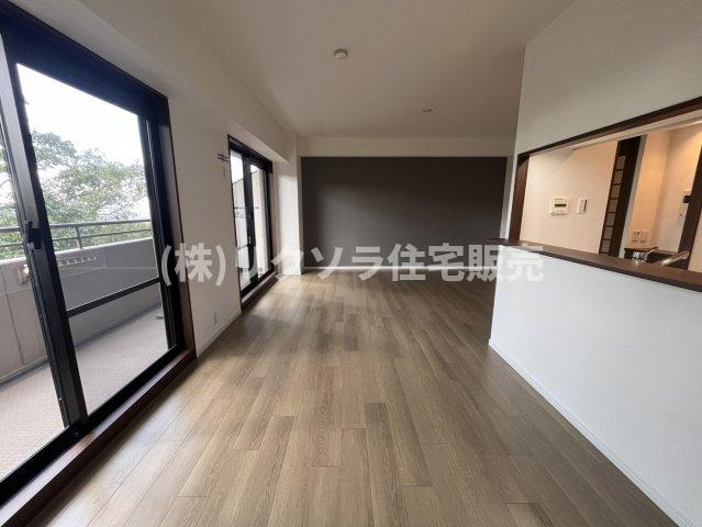 コモンシティ星田ヴェルデヒルズ5番館の居間・リビング|LDK18.2帖
■物件内覧・資金計画相談・住宅ローン相談、リフォーム相談、お問合せ受付中■
※当日・翌日のご内覧、ご相談はお電話でのお問合せがスムーズです！