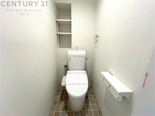 温水洗浄便座付トイレは温水洗浄機能により、暖かい水でおしりを洗浄することができ、冷たい水を使う従来の便座に比べ、温水洗浄機能で暖かいトイレを提供し、快適な使用を可能にします。