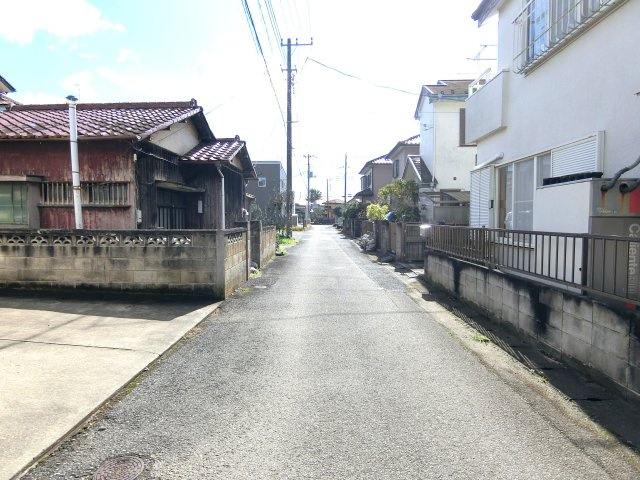 八街ほ217中古戸建の前面道路含む現地写真