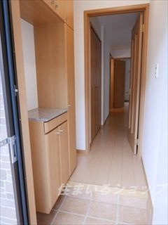 広島市安佐北区可部９丁目のアパートの玄関|シューズボックス・窓あり