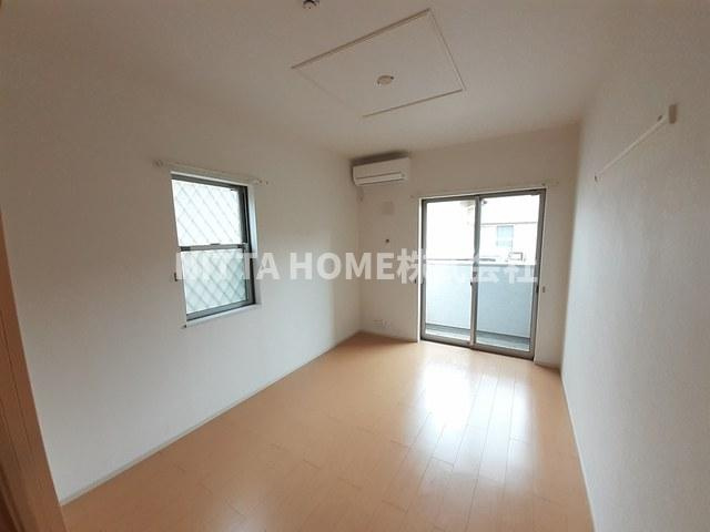 サンシャインⅠの居間・リビング|日当たりの良いバルコニー付きの室内★