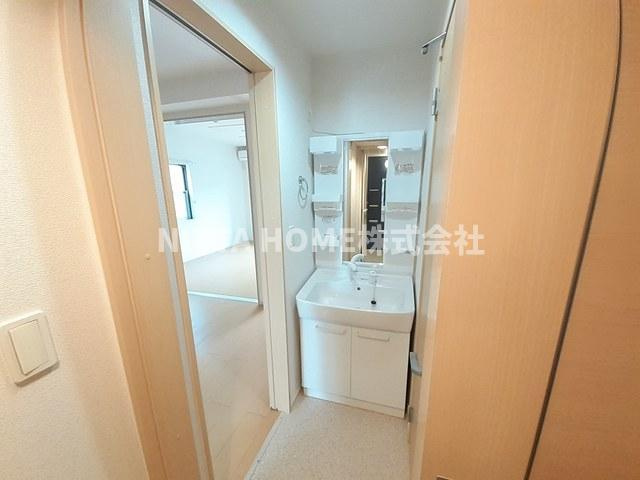 サンシャインⅠの洗面所|快適なシャワー付きの洗面台です◇