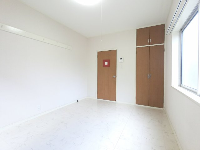 【寝室】 | ※側面の窓はございません