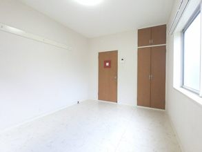 【寝室】 | ※側面の窓はございません