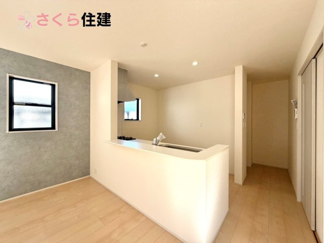 第2下野緑のキッチン|対面式システムキッチン。リビングを見渡せるキッチンで家族の様子をうかがいながら料理がはかどりそう！