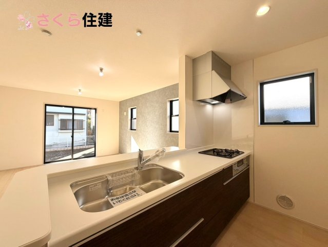 第2下野緑のキッチン|お子様と並んで料理をしても余裕のゆとりのキッチン。お子様と一緒に料理も叶いますよ♪