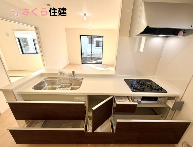 第2下野緑のキッチン|キッチン下収納は奥まで引き出せるので、大きく屈まなくても楽に必要なものがパッと取り出せます！