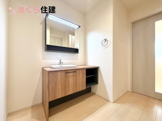 第2下野緑の独立洗面台|ゆとりある広さの洗面所。両サイド収納の洗面台で、二人ならんで同時の身支度もスムーズです。