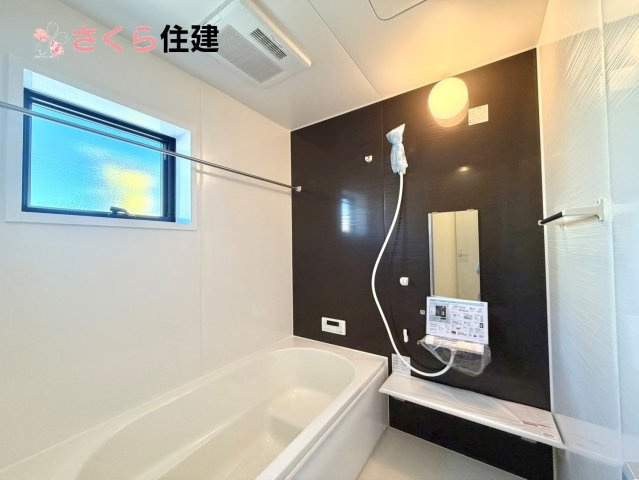 第2下野緑の浴室|梅雨の時期は大活躍の浴室乾燥機！家族の数だけ増える洗濯物もしっかり乾かせます。