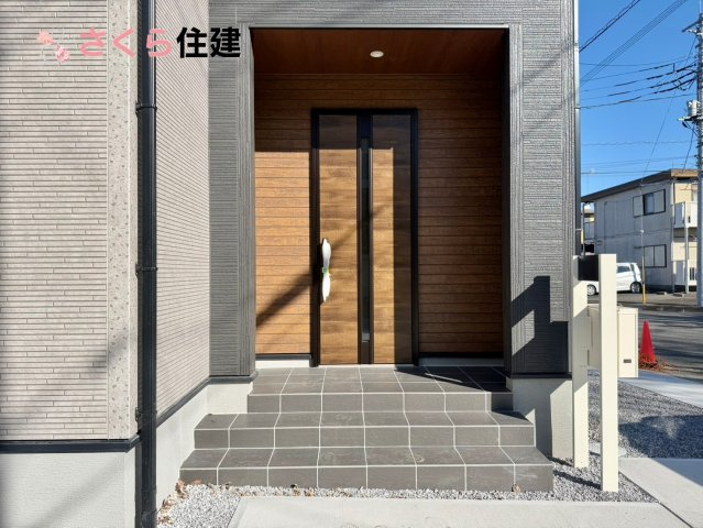 第2下野緑の玄関|玄関扉はスマートキー対応で、両手に荷物があっても楽に簡単開け閉め！もちろんモニター付きインターホン！