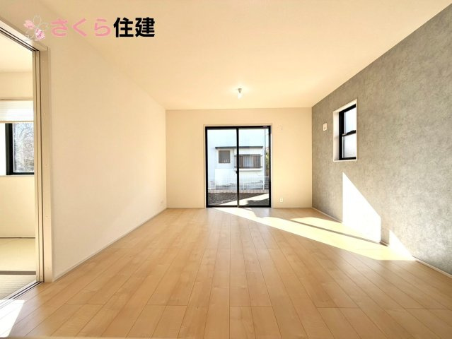 第2下野緑の居間・リビング|広々15帖LDLは南向きで日当たり良好。ゆったりとした時間の流れる開放的なくつろぎの空間