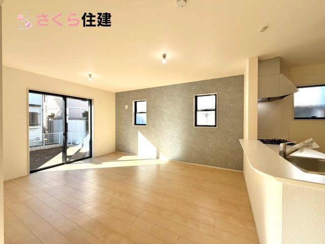 第2下野緑の居間・リビング|15帖LDKはキッチンで家事をしながらでもお子様に一対一で向き合える時間が作れます！！