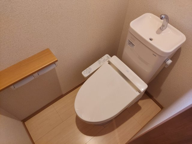 宝塚市山本丸橋3丁目一戸建のトイレ|2階トイレ　温水洗浄便座付き