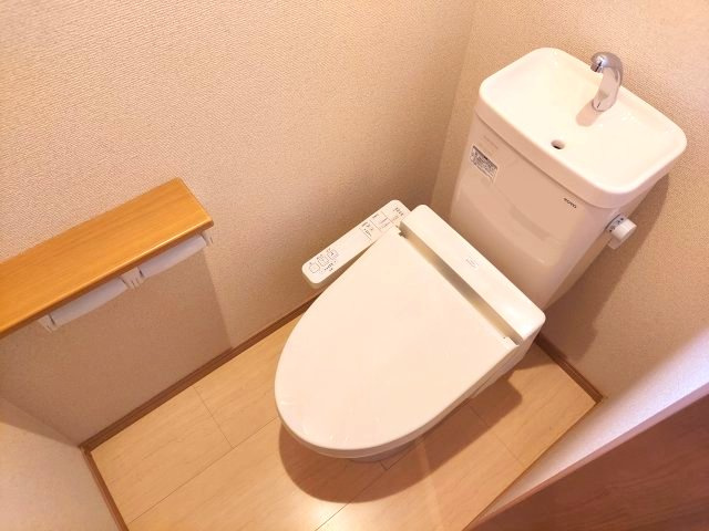 宝塚市山本丸橋3丁目一戸建のトイレ|2階トイレ　温水洗浄便座付き