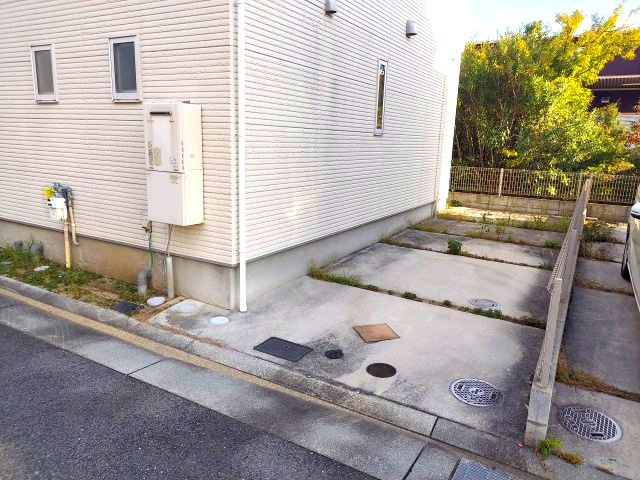 宝塚市山本丸橋3丁目一戸建の駐車場
