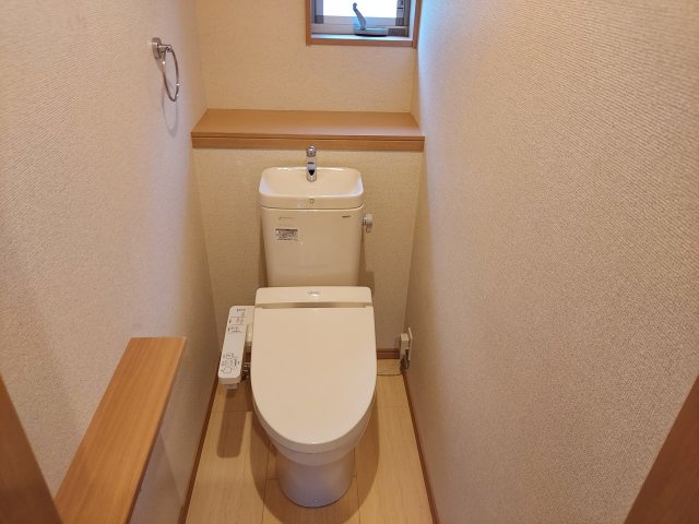 宝塚市山本丸橋3丁目一戸建のトイレ|1階トイレ　温水洗浄便座付き