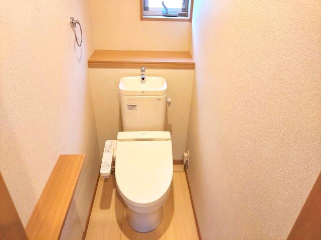 宝塚市山本丸橋3丁目一戸建のトイレ|1階トイレ　温水洗浄便座付き