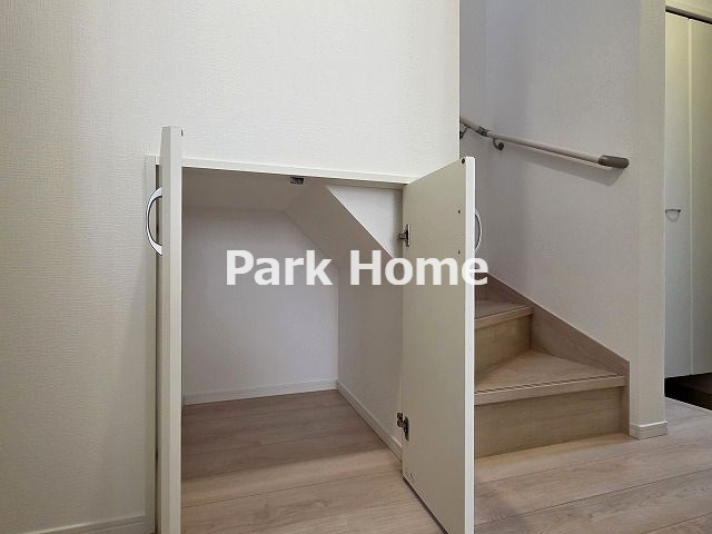 高知市百石町3丁目 第１-1号棟 新築戸建ての収納|階段下収納