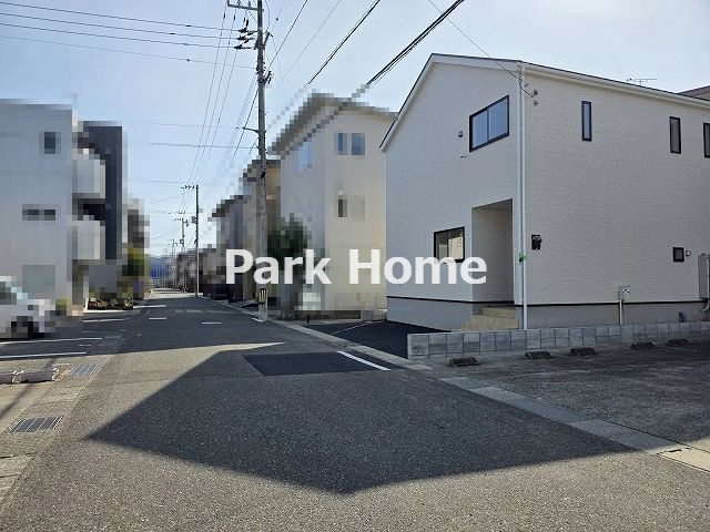 高知市百石町3丁目 第１-1号棟 新築戸建ての前面道路含む現地写真