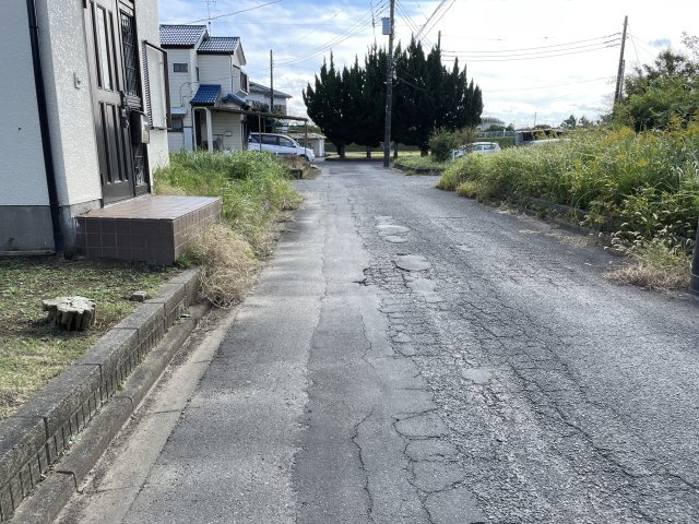 柳橋1035-7中古戸建の前面道路含む現地写真