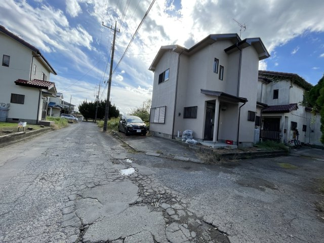 柳橋1035-7中古戸建の前面道路含む現地写真
