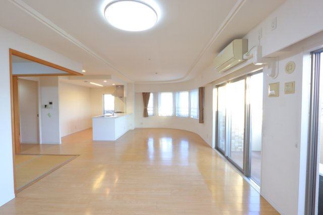 アルファステイツ宍道湖Ⅱの居間・リビング|24.５帖の南向きLDKです！