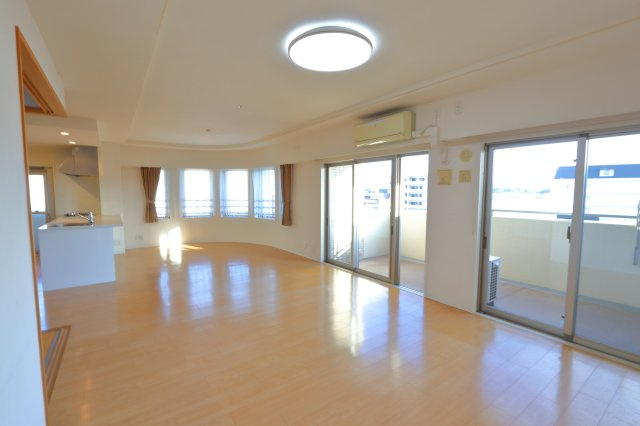 アルファステイツ宍道湖Ⅱの居間・リビング|24.５帖の南向きLDKです！
窓が多く陽当たり良好で明るいリビング、宍道湖を望めるお部屋です！