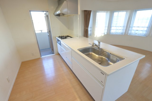 アルファステイツ宍道湖Ⅱのキッチン|3口コンロのシステムキッチン