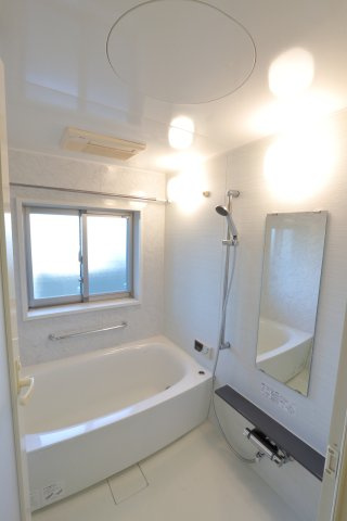 アルファステイツ宍道湖Ⅱの浴室|浴室乾燥機付きで雨の日も洗濯していただけます。
窓が付いているので明るい浴室です。
