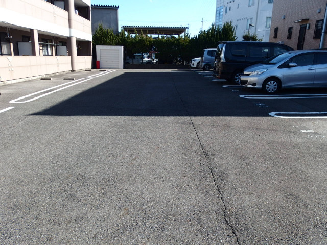 ルミナスハイツＮの駐車場