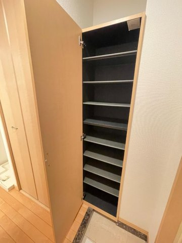 府中市是政５丁目の賃貸マンションの玄関