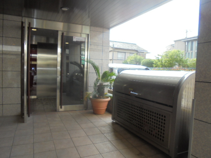 府中市是政５丁目の賃貸マンションのエントランス