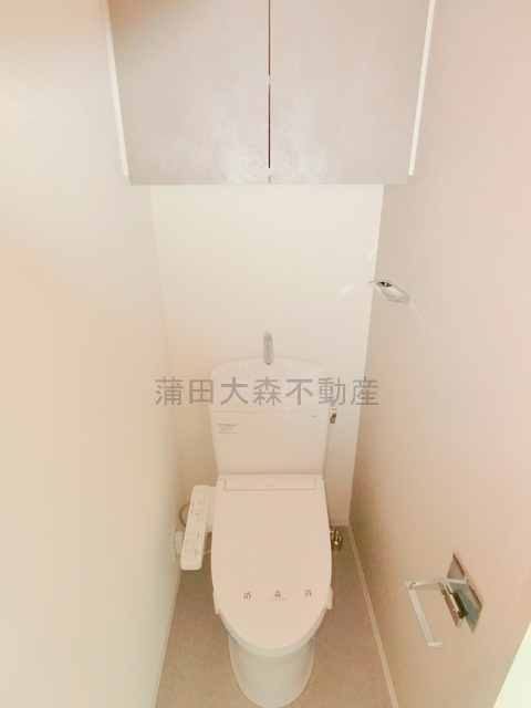 SHOKEN　Residence西馬込のトイレ|吊り戸棚収納と温水洗浄便座付きのトイレ　