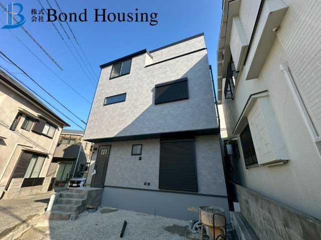 充実設備の建売住宅　山手8丁目　新築戸建の前面道路含む現地写真