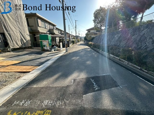 充実設備の建売住宅　山手8丁目　新築戸建の前面道路含む現地写真