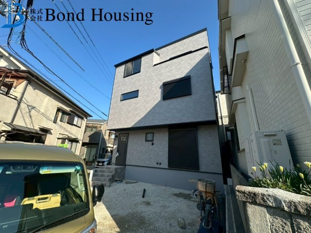 充実設備の建売住宅　山手8丁目　新築戸建の前面道路含む現地写真