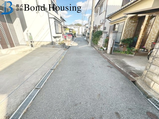 国産ヒノキ無垢材使用・高耐久住宅・大久保町大窪　築８年の前面道路含む現地写真