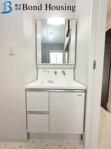 国産ヒノキ無垢材使用・高耐久住宅・大久保町大窪　築８年の独立洗面台