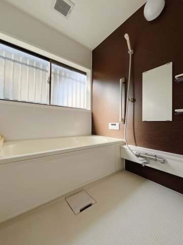 【中古戸建】太田市新道町の浴室|■浴室｜足を伸ばしてゆったりと入浴ができる1坪タイプのバスルームです♪備え付けの棚には家族一人一人のシャンプーを分けて置くことができます♪バスルームをいつもすっきりと使えますね♪