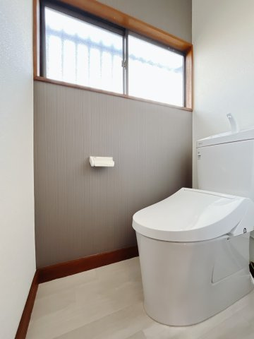 【中古戸建】太田市新道町のトイレ|■トイレ｜おしゃれなアクセントクロスが魅力的なトイレになっています♪窓付きで常に換気もできて安心です！