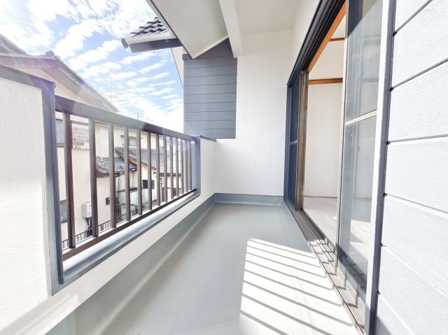 【中古戸建】太田市新道町のバルコニー|■バルコニー｜沢山の洗濯物も天候に左右されず干せますし、休日にはソファーを置いてゆっくり過ごすことも可能です♪一目を気にせず皆でバーベキューもいいですね♪