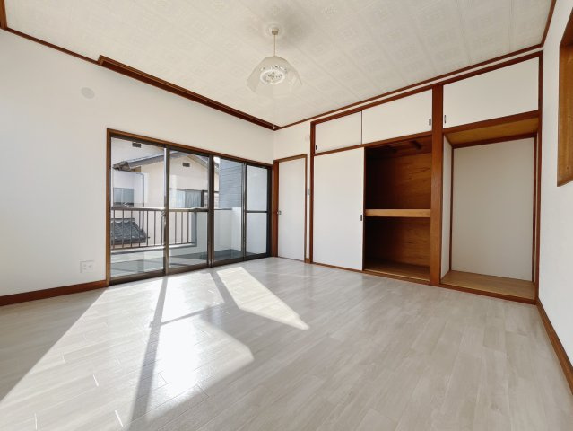 【中古戸建】太田市新道町の洋室|■2階洋室｜お子様の一人部屋にピッタリな洋室。木のぬくもりを感じるフローリングは、天然木の味わいが時とともに深みを増していきます。また、傷にも強く、フリーワックスでお手入れもラクラクです