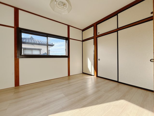 【中古戸建】太田市新道町の洋室|■2階洋室｜ナチュラルカラーの床です。模様替えなどとても楽しく工夫できます♪陽当たり、風通しもとても良いので毎日快適な生活スタートです！子供部屋にも良いですね♪